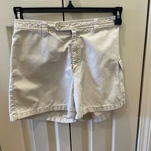 Banana Republic cream color shorts. Zip up front. Side cargo pocket.